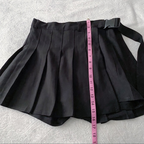 Tape Belt Buckle Black Stretchy Pleated Skort - Picture 6 of 12